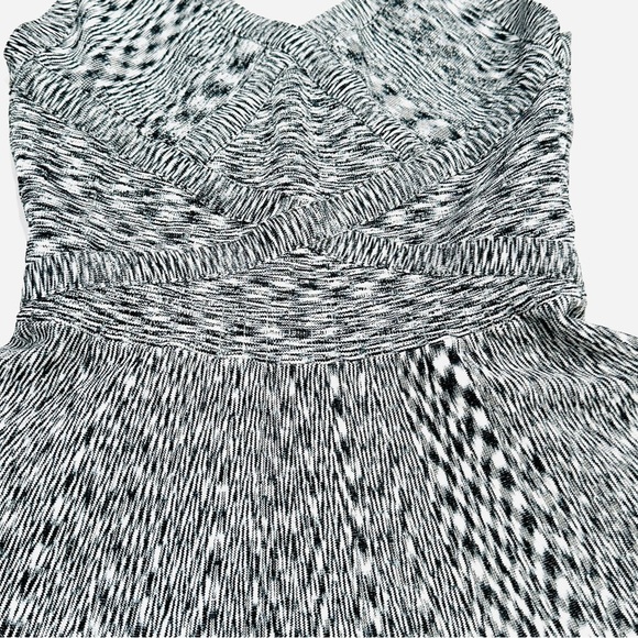 GUESS Los Angeles Black & White Fit and Flare Knit Bodycon Dress - Picture 2 of 9